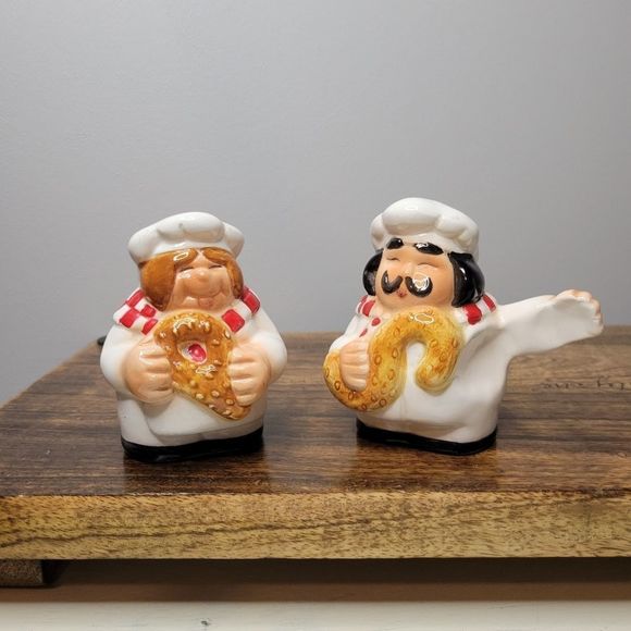 Vintage Japan mom and pop Pretzel Bakers Salt & Pepper Shakers - Picture 4 of 6